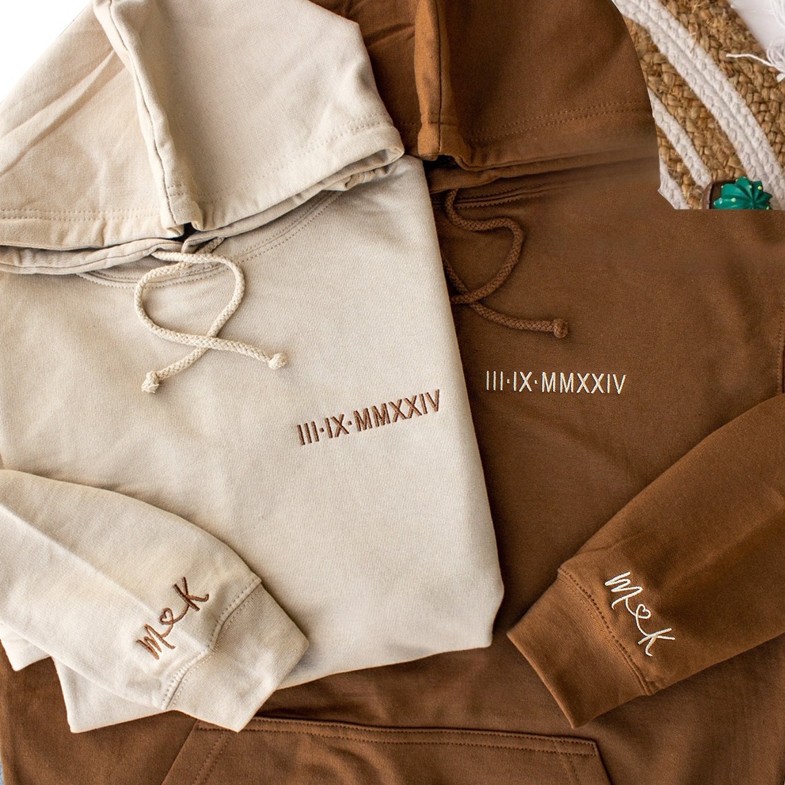 Individuell bestickter Paar-Hoodie mit Jubiläumsdatum und anfänglichem Herz auf dem Ärmel. Jubiläumsgeschenke, Valentinstagsgeschenk für Sie