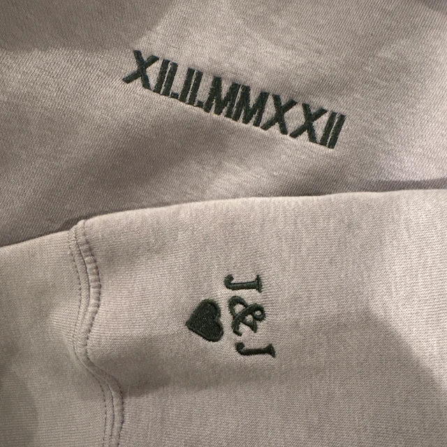 Personalisiertes Paar römische Ziffer besticktes Kapuzenpullover, Liebesgeschenk für Freundin, Freund