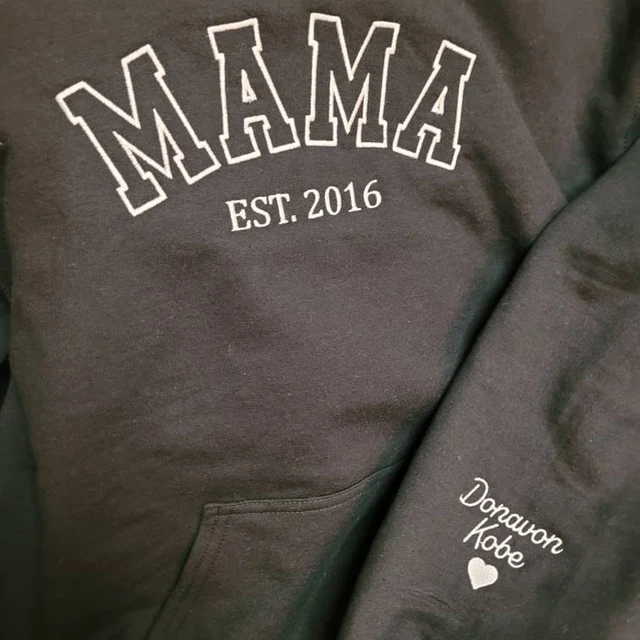 Personalisiertes, besticktes Sweatshirt mit Kapuze für Mama, mit Datum – ein Erinnerungsgeschenk für die Mutter, ideal als Weihnachtsgeschenk.