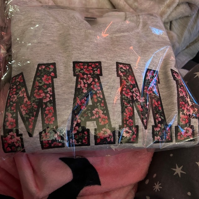 Personalisiertes, floral besticktes Mama-Sweatshirt, individueller Rundhals-Hoodie mit dem Namen des Kindes, Familien-Andenken-Geschenk für Mama, Oma, einzigartige Muttertags-Geschenkidee