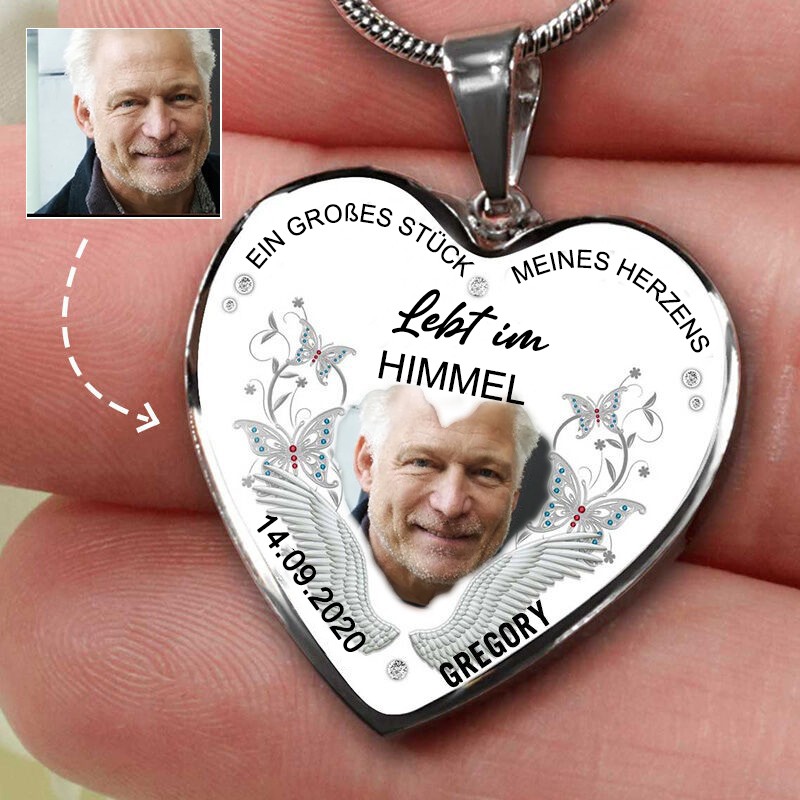 Personalisierte herzförmige „Ein großer Teil meines Herzens lebt im Himmel“-Gedenkfoto-Halskette mit Namen und Datum
