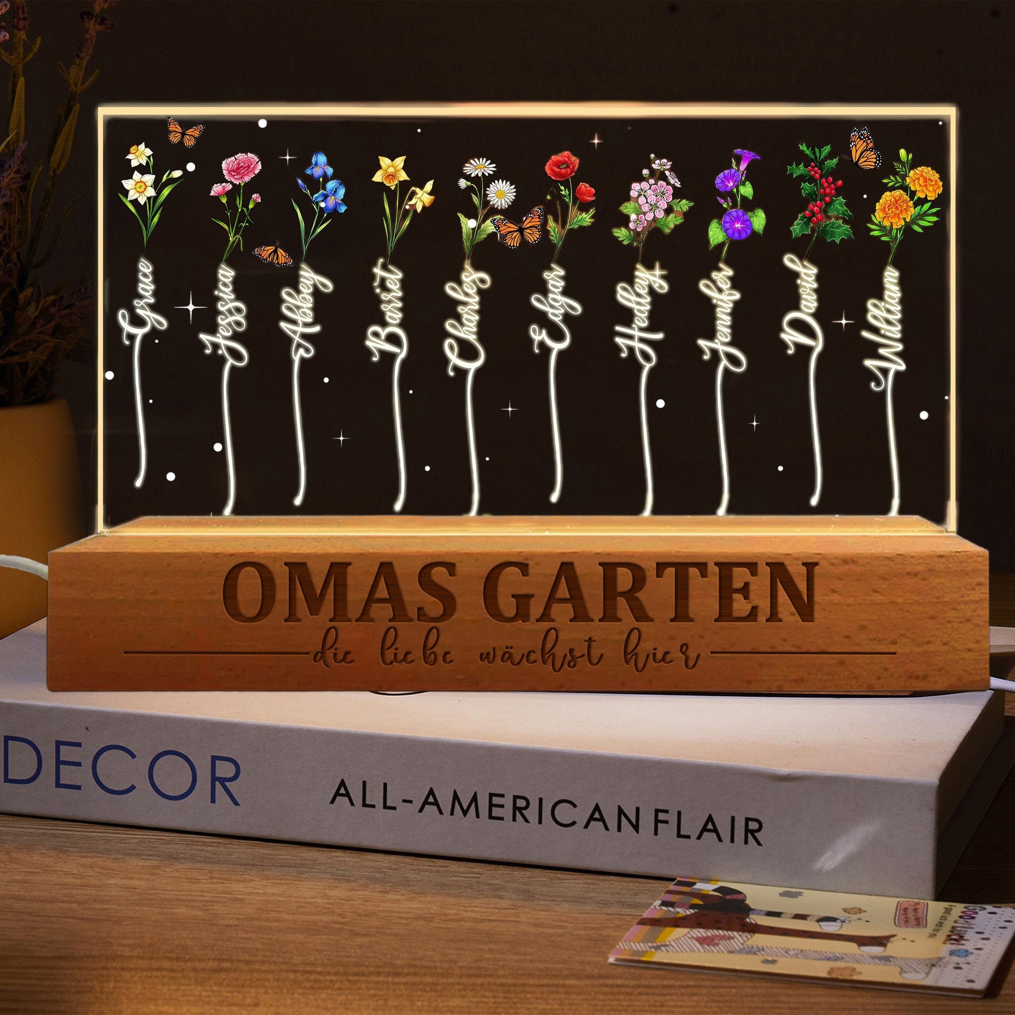 Personalisiertes Nachtlicht aus Holz mit Geburtsblumen-Aufdruck im Garten der Oma mit den Namen der Enkelkinder. Geburtstagsgeschenk für die neue Mama, Oma, einzigartige Geschenkideen zum Muttertag