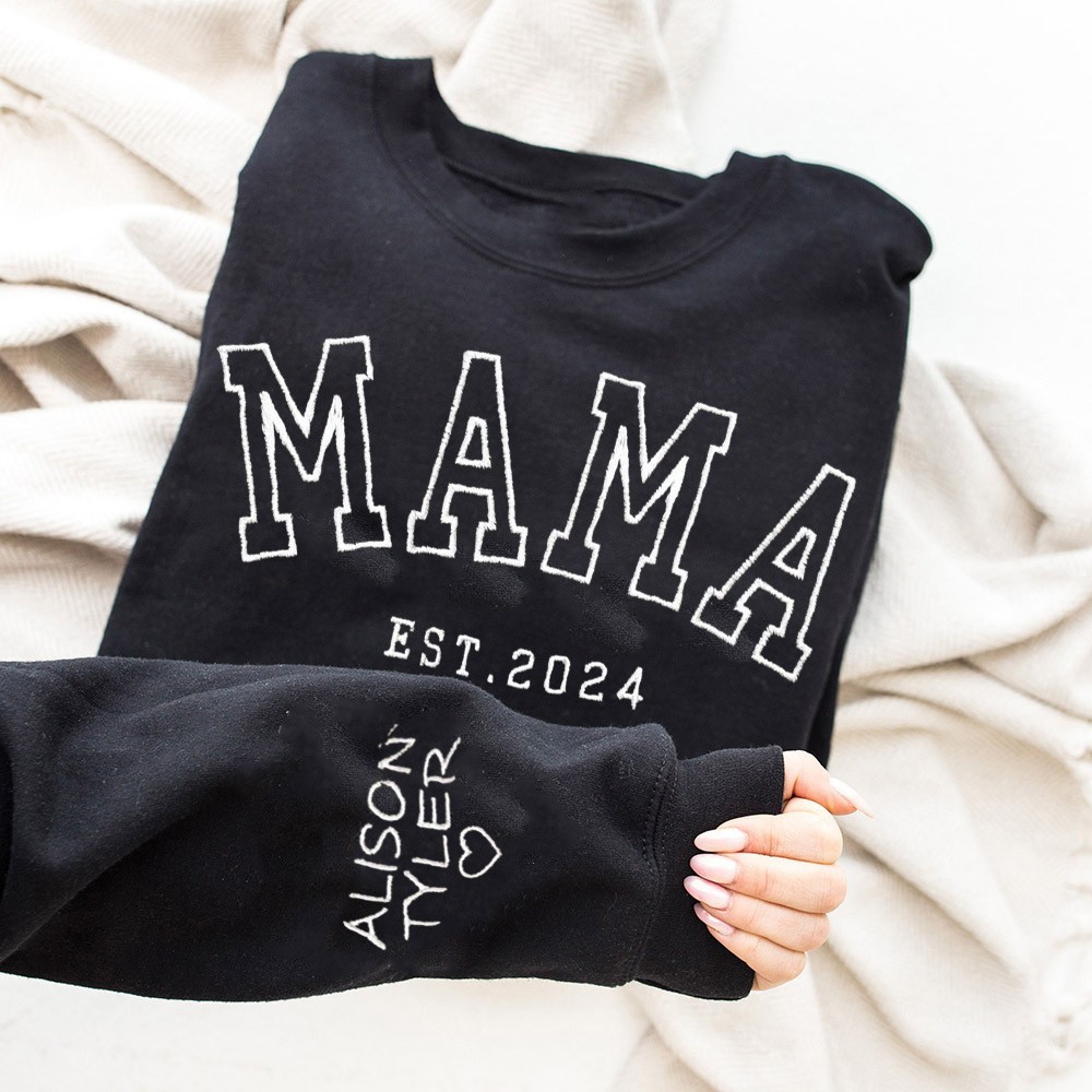Benutzerdefiniertes besticktes Kapuzenpullover für Mama mit Datum und Kindernamen auf dem Ärmel. Einzigartiges Geburtstagsandenken für Mama. Muttertagsgeschenkideen. Schwangerschaftsgeschenk für Mama.