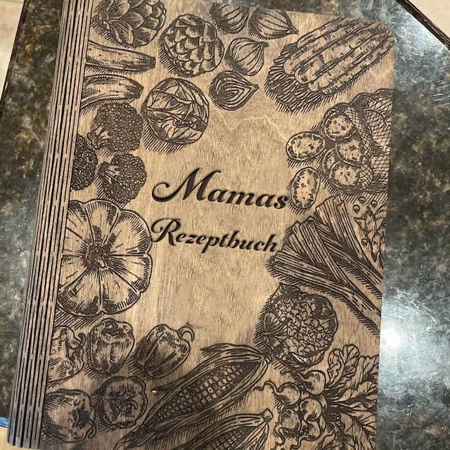 Mamas Rezeptbuch – Blanko-Ordner, personalisiertes Notizbuch aus Holz mit Gravur – Weihnachtsgeschenk für Mama und Oma