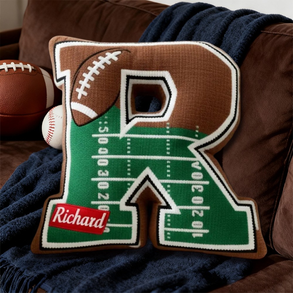 Personalisiertes Kissen in Buchstabenform mit Fußballmotiv und individuellem Namen – das perfekte Weihnachtsgeschenk für Fußballfans
