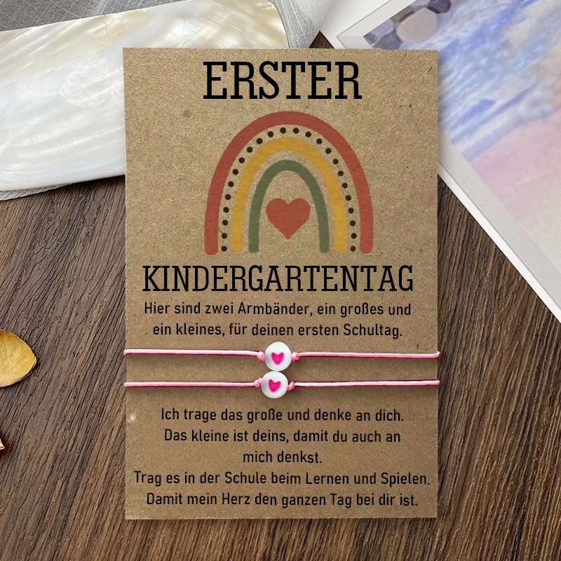 Erster Tag im Kindergarten. Mama und ich. Passende Armbänder. Zurück zur Schule. Armband für Kinder.