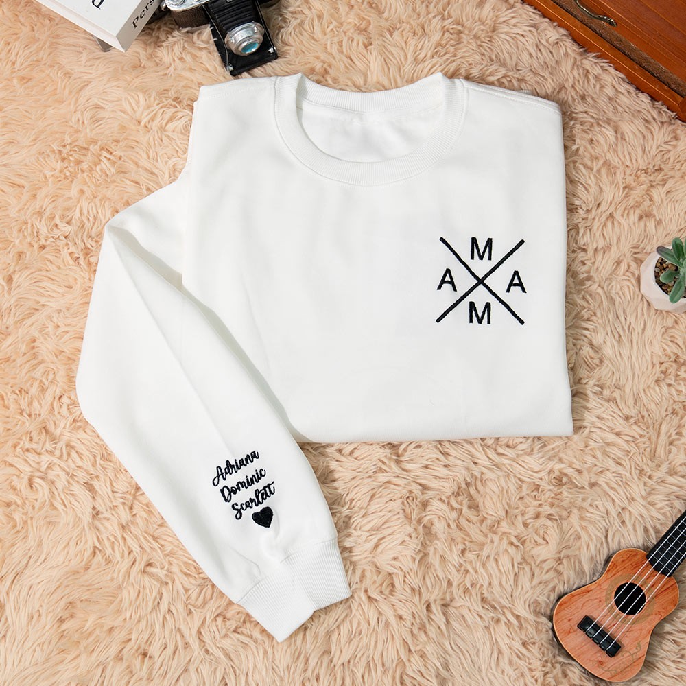 Personalisiertes besticktes Mama-Sweatshirt mit Kindernamen auf dem Ärmel. Muttertagsgeschenk für Mama und Oma