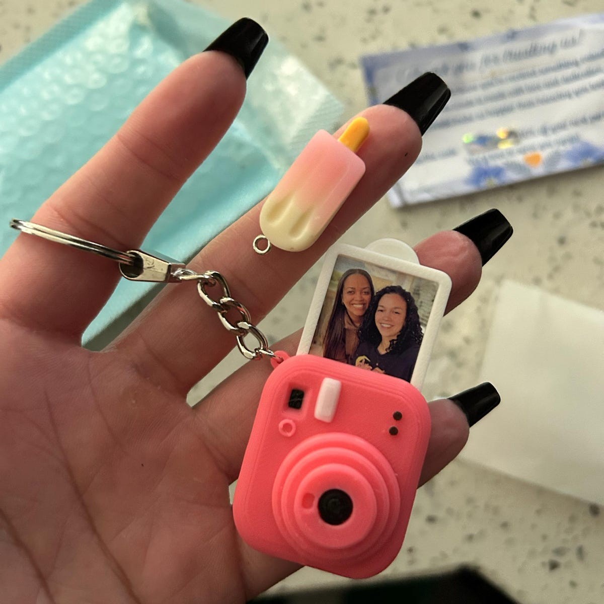 Mini-Kamera als Schlüsselanhänger mit Ihrem eigenen Foto | Individuell anpassbares, einzigartiges Geschenk | Perfektes Andenken für Fotografie-Liebhaber | Stilvolles, funktionales Accessoire