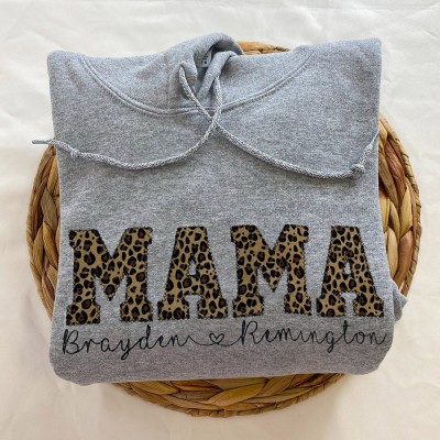 Personalisiertes Sweatshirt mit Leopardenmuster und gesticktem „Mama“-Schriftzug – Einzigartige Weihnachtsgeschenkidee