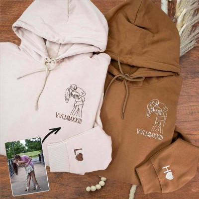 Personalisierter Kapuzenpullover mit gesticktem Porträtumriss für Paare und römischen Ziffern – Jubiläumsgeschenk für ihn, Valentinstagsgeschenk für Paare