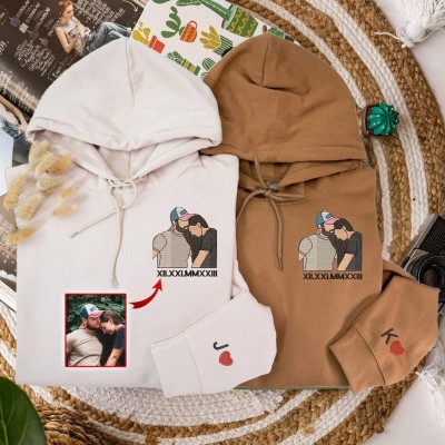 Personalisierte Partner-Hoodies mit gesticktem Porträt und römischen Ziffern – Einzigartige Geschenke zum Jahrestag oder Valentinstag.