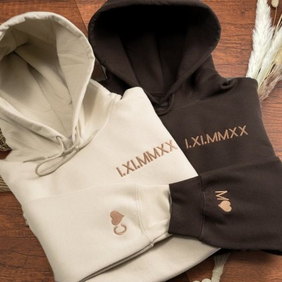 Maßgeschneiderter Kapuzenpullover mit bestickten römischen Ziffern und Initialen auf den Ärmeln, Jubiläumsgeschenk, Valentinstagsgeschenk für Paare
