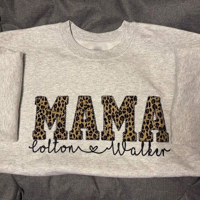 Personalisiertes besticktes Sweatshirt mit Kapuze für Mama, mit den Namen der Kinder – ein Erinnerungsgeschenk für die Mutter, tolle Geschenkidee zu Weihnachten.