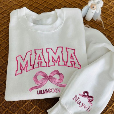 Süßes und trendiges Gemma-Sweatshirt mit Mama-Schleife und Stickerei | Personalisierter Rundhalspullover | MAMA-Sweatshirt | Geschenkidee zum Muttertag