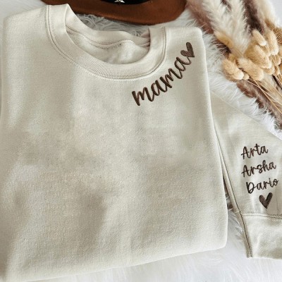Besticktes Mama-Sweatshirt mit Kindernamen am Ärmel – Personalisiertes Muttertagsgeschenk – Rundhalsausschnitt für neue Mama, Babyparty-Geschenk