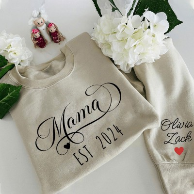 Personalisierter Mama-Sweatshirt mit den Namen der Kinder auf dem Ärmel und einem Herz, Est-Datum Mama-Outfit, individuelle Mama-Hoodie, einzigartiges Geburtstagsgeschenk für Mama