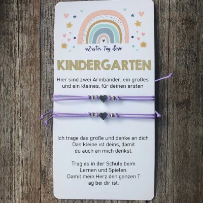 Erster Tag im Kindergarten. Mama und ich. Passende Armbänder. Zurück zur Schule. Armband für Kinder.