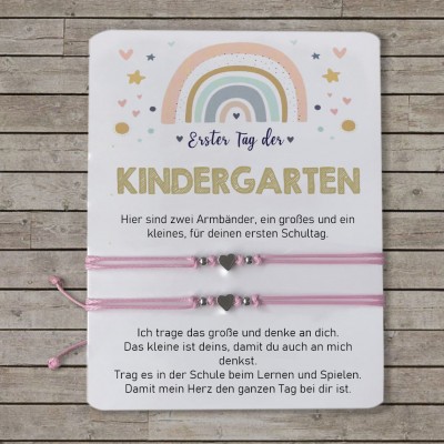 Erster Tag im Kindergarten. Mama und ich. Passende Armbänder. Zurück zur Schule. Armband für Kinder.