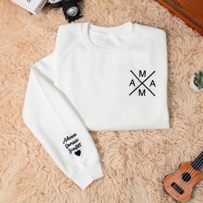 Personalisiertes besticktes Mama-Sweatshirt mit Kindernamen auf dem Ärmel. Muttertagsgeschenk für Mama und Oma