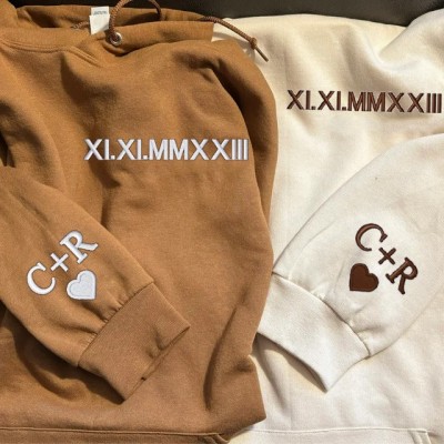 Personalisiertes besticktes Sweatshirt mit römischen Ziffern und Jahrestagsdaten. Geschenkideen für Paare