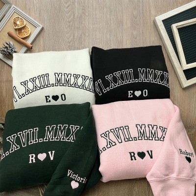 Gestickter Kapuzenpullover mit römischen Ziffern, passender Kapuzenpullover für Paare, personalisiertes Paargeschenk, Jahrestagsgeschenk, Valentinstagsgeschenk