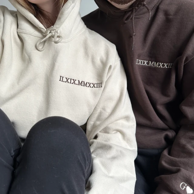 Personalisiertes besticktes Kapuzenpullover mit römischen Ziffern, bedeutungsvolles Geschenk für Paare