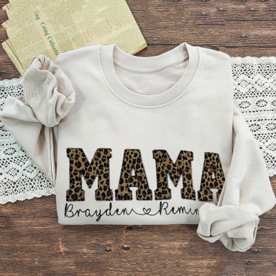 Personalisiertes besticktes Sweatshirt mit Kapuze für Mama, mit den Namen der Kinder – ein Erinnerungsgeschenk für die Mutter, tolle Geschenkidee zu Weihnachten.