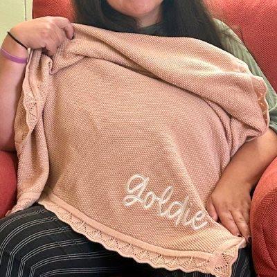 Individuell bestickte Babydecke mit Namen, gestrickte Neugeborenendecke, Erinnerungsgeschenk für Mädchen, Weihnachtsgeschenk