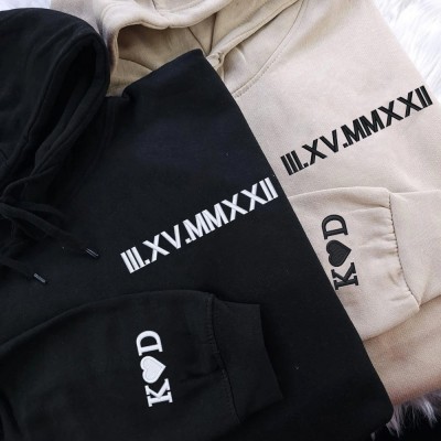 Maßgeschneidertes Paar-Jubiläums-Hoodie-Sweatshirt mit gestickten römischen Zahlen als Paargeschenke