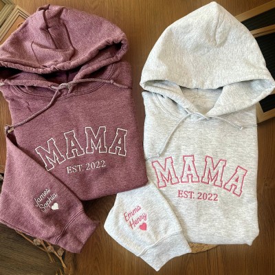 Personalisiertes, besticktes Sweatshirt mit Kapuze für Mama, mit Datum – ein Erinnerungsgeschenk für die Mutter, ideal als Weihnachtsgeschenk.