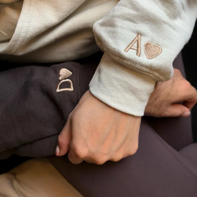 Maßgeschneiderter Kapuzenpullover mit bestickten römischen Ziffern und Initialen auf den Ärmeln, Jubiläumsgeschenk, Valentinstagsgeschenk für Paare