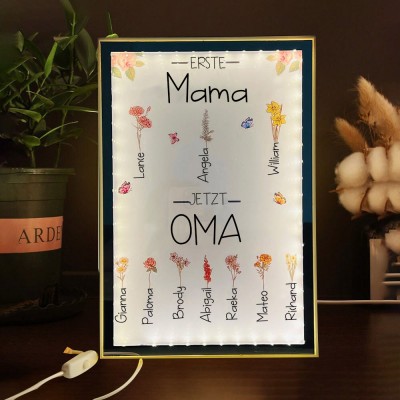 Personalisierte Nachtlichtlampe mit dem Aufdruck „Erste Mama, jetzt Oma“ und Geburtsblumen, mit den Namen der Kinder. Ein einzigartiges Geburtstagsgeschenk für Mama oder Oma, sowie kreative Geschenkideen zum Muttertag und ein Geschenk zur Schwangerschaft