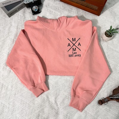 Personalisiertes besticktes Mama-Sweatshirt mit Kindernamen auf dem Ärmel. Muttertagsgeschenk für Mama und Oma