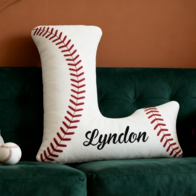 Personalisiertes Kissen in Buchstabenform mit Baseballmotiv und individuellem Namen – das perfekte Weihnachtsgeschenk für Baseballfans!