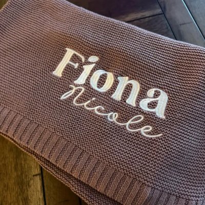 Individuell bestickte Babydecke mit Namen – Einzigartiges Geschenk zur Babyparty – Geschenk zur Geburt – Weihnachtsgeschenk