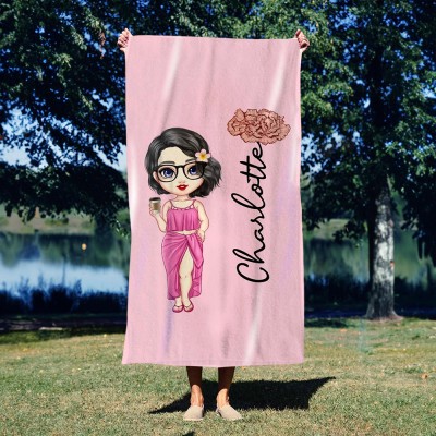 Personalisiertes Cartoon-Frauen-Strandtuch mit Namen und Geburtsblume, individuelles Urlaubs-Pooltuch, Cartoon-Mädchen-Geschenk für die beste Freundin und Teenager