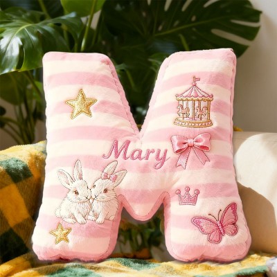 Personalisiertes rosa-weiß gestreiftes Kissen mit Hasen-, Stern- und Schmetterlingsmotiv sowie Namensaufdruck – das perfekte Weihnachtsgeschenk für Mädchen