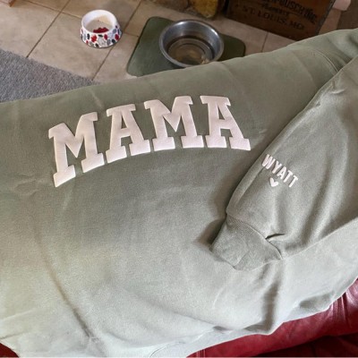 Personalisiertes rosa Puff Mama Sweatshirt mit Kindernamen | Puff Buchstaben | Geprägter Schriftzug | Geschenk für Mama | Rosa Mama Pullover Einzigartiges Geschenk für Mama Geschenkideen zum Muttertag