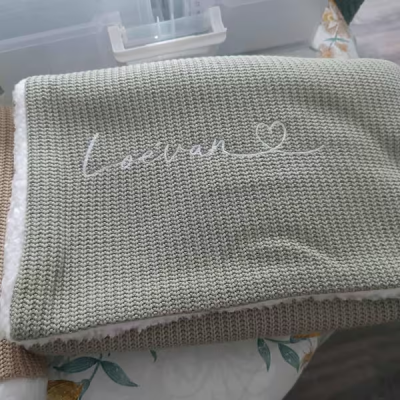 Individuell bestickte Babydecke mit Namen – Einzigartiges Geschenk zur Babyparty – Erinnerungsstück für Kinder – Weihnachtsgeschenk