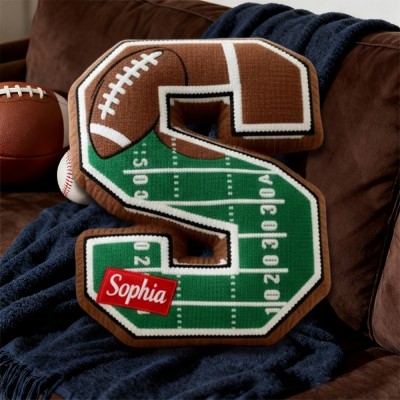 Personalisiertes Kissen in Buchstabenform mit Fußballmotiv und individuellem Namen – das perfekte Weihnachtsgeschenk für Fußballfans