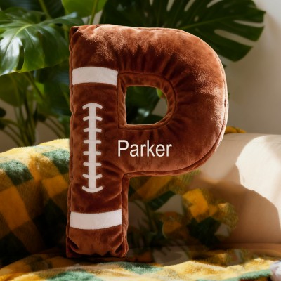 Personalisiertes Kissen in Buchstabenform mit Fußballmotiv und individuellem Namen – das perfekte Weihnachtsgeschenk für Fußballfans
