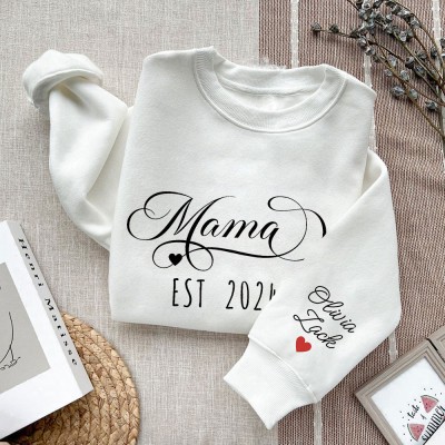 Personalisierter Mama-Sweatshirt mit den Namen der Kinder auf dem Ärmel und einem Herz, Est-Datum Mama-Outfit, individuelle Mama-Hoodie, einzigartiges Geburtstagsgeschenk für Mama