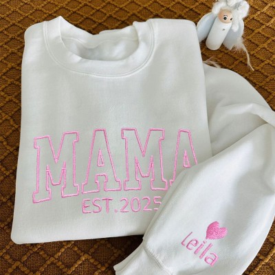 Bestickter Mama Hoodie, Personalisierter Mama Hoodie mit Namen am Ärmel, Werdende Mama, Muttertag, Vatertag, Einzigartiges Geschenk für neue Mama