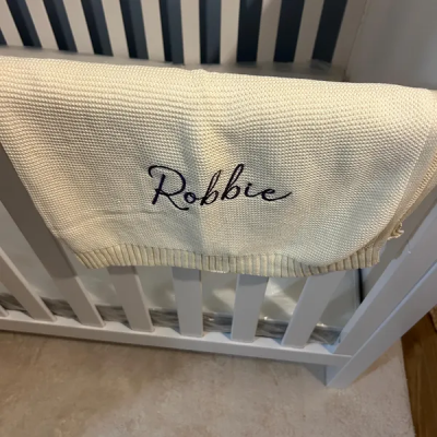 Individuell bestickte Babydecke mit Namen – Einzigartiges Geschenk zur Babyparty – Erinnerungsstück für Kinder – Weihnachtsgeschenk