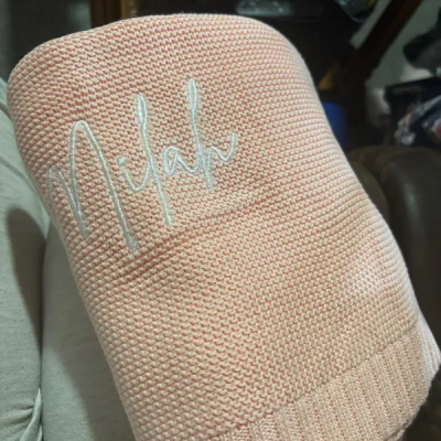 Individuell bestickte Babydecke mit Namen – Einzigartiges Geschenk zur Babyparty – Erinnerungsstück für Kinder – Weihnachtsgeschenk