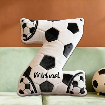 Personalisiertes Kissen in Buchstabenform mit Fußballmotiv und individuellem Namen – das perfekte Weihnachtsgeschenk für Fußballfans