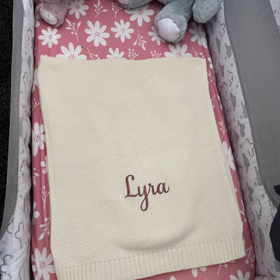 Individuell bestickte Babydecke mit Namen – Einzigartiges Geschenk zur Babyparty – Erinnerungsstück für Kinder – Weihnachtsgeschenk