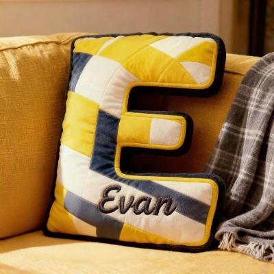Personalisiertes Kissen in Buchstabenform mit Volleyballmotiv und individuellem Namen – das perfekte Weihnachtsgeschenk für Volleyballfans!