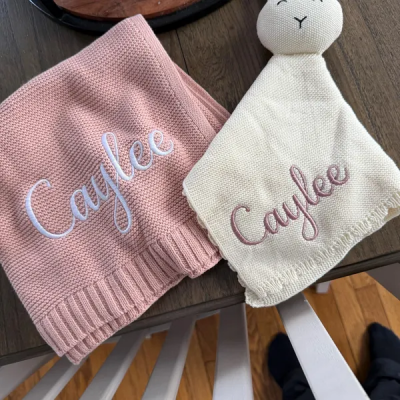 Individuell bestickte Babydecke mit Namen – Einzigartiges Geschenk zur Babyparty – Erinnerungsstück für Kinder – Weihnachtsgeschenk