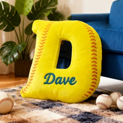 Personalisiertes Kissen in Buchstabenform mit Softball-Motiv und individuellem Namen – das perfekte Weihnachtsgeschenk für Softball-Fans!